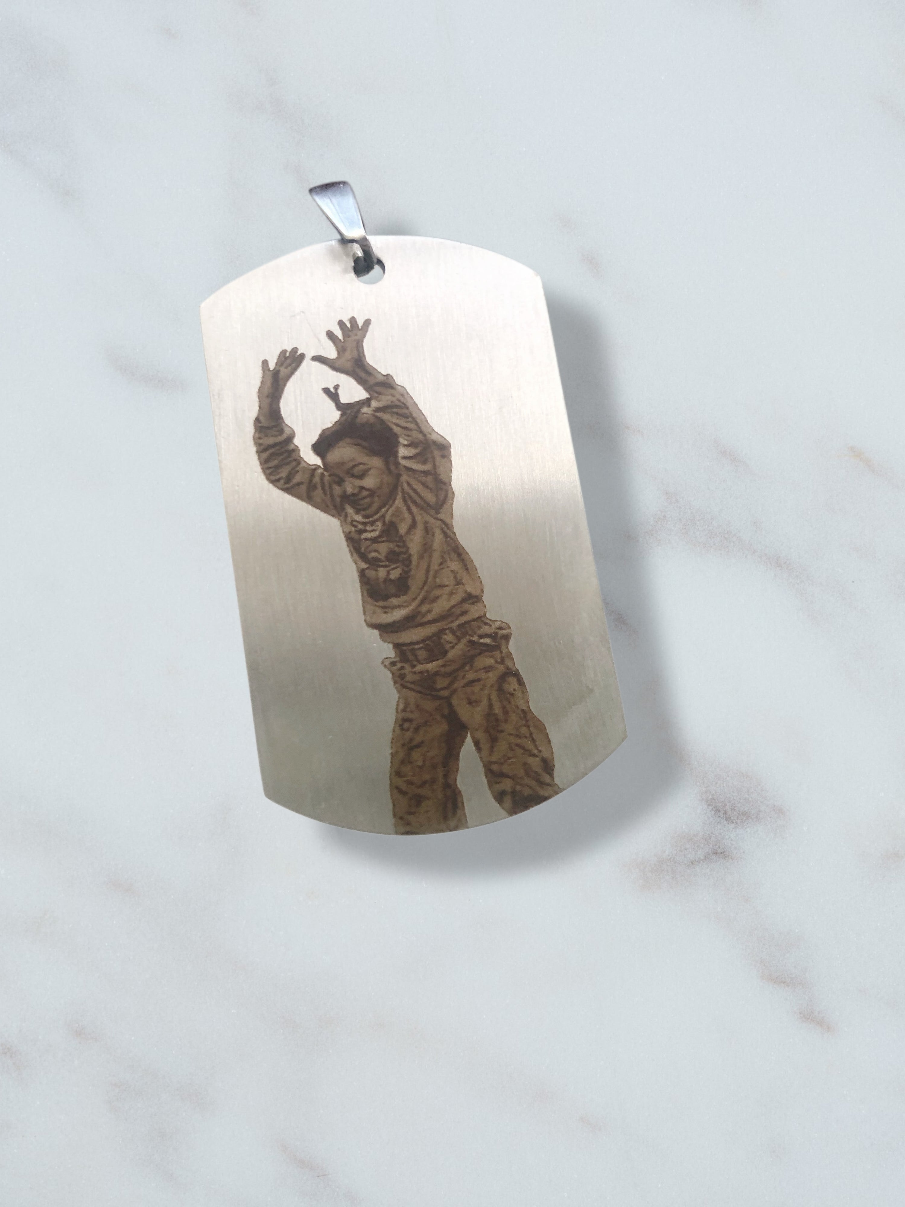 Placa plateada, tipo militar (dog tag)