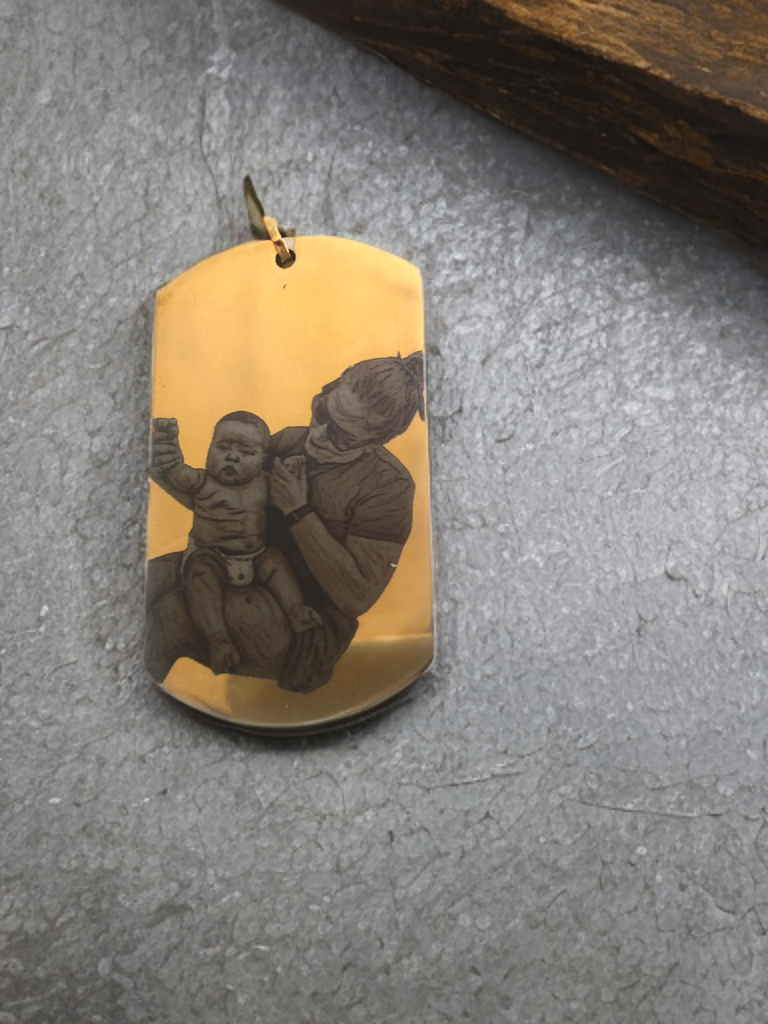 Placa dorada, tipo militar (dog tag)