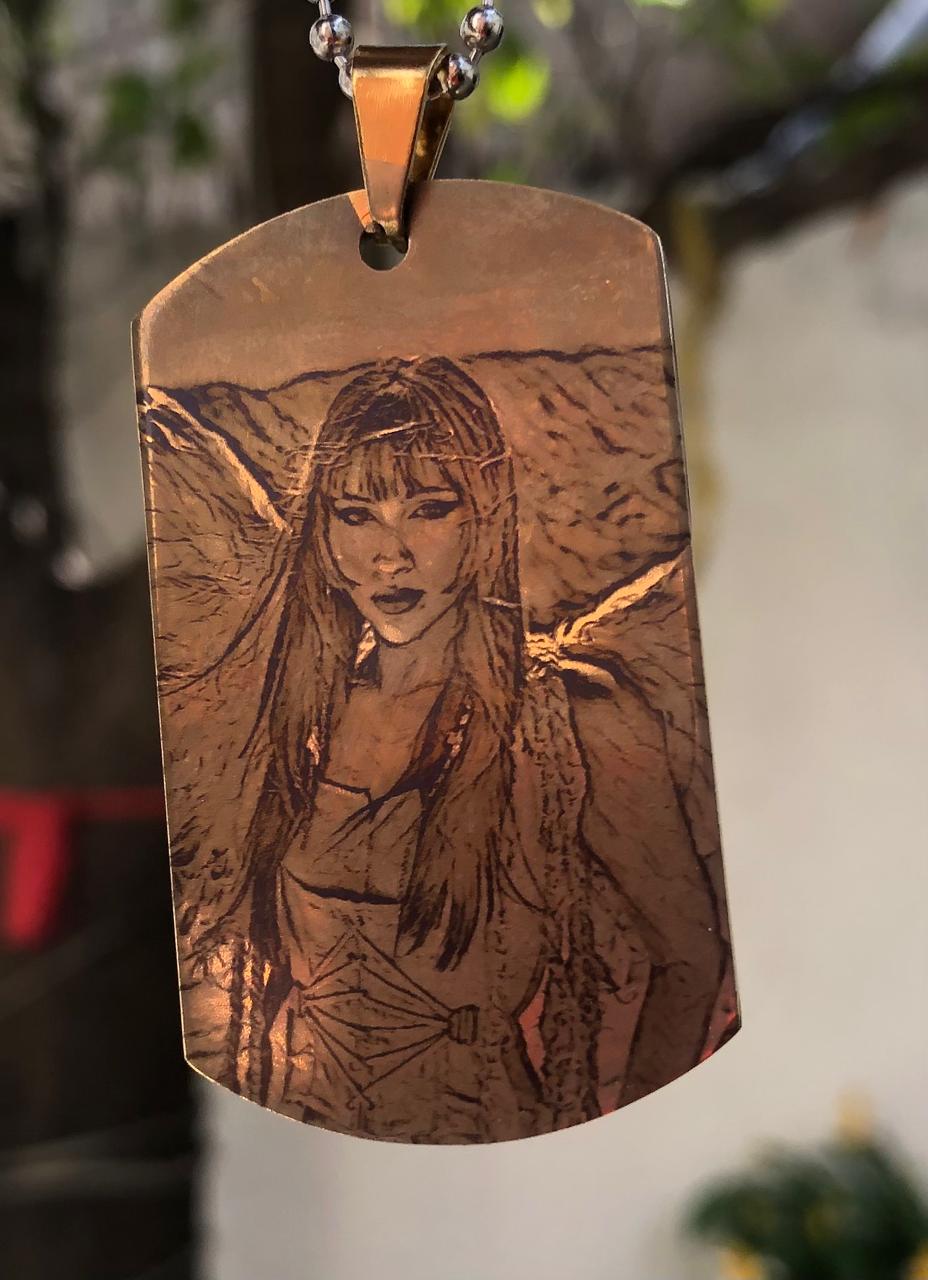 Placa dorada, tipo militar (dog tag)