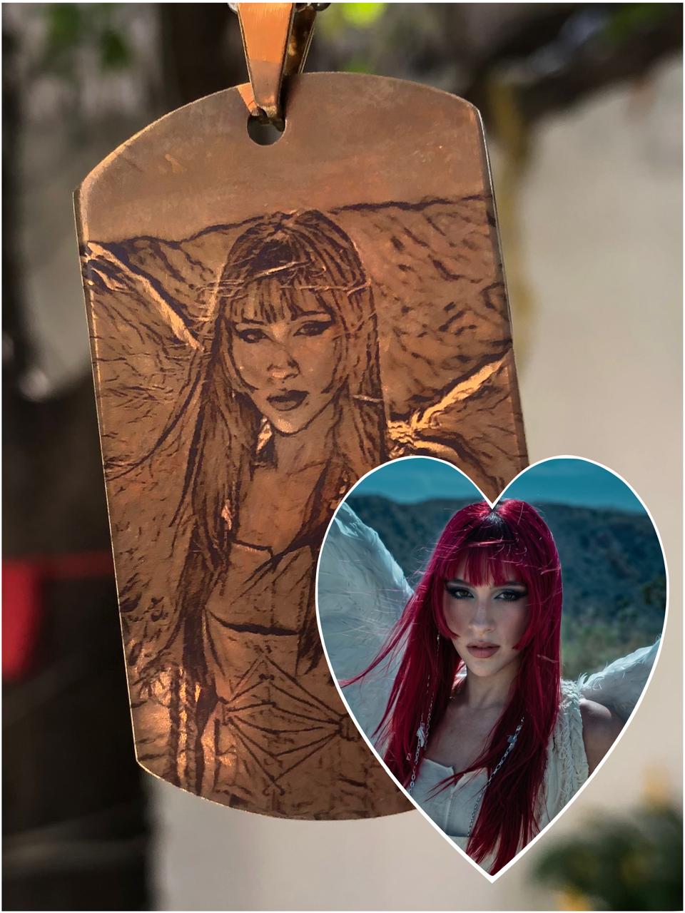 Placa dorada, tipo militar (dog tag)